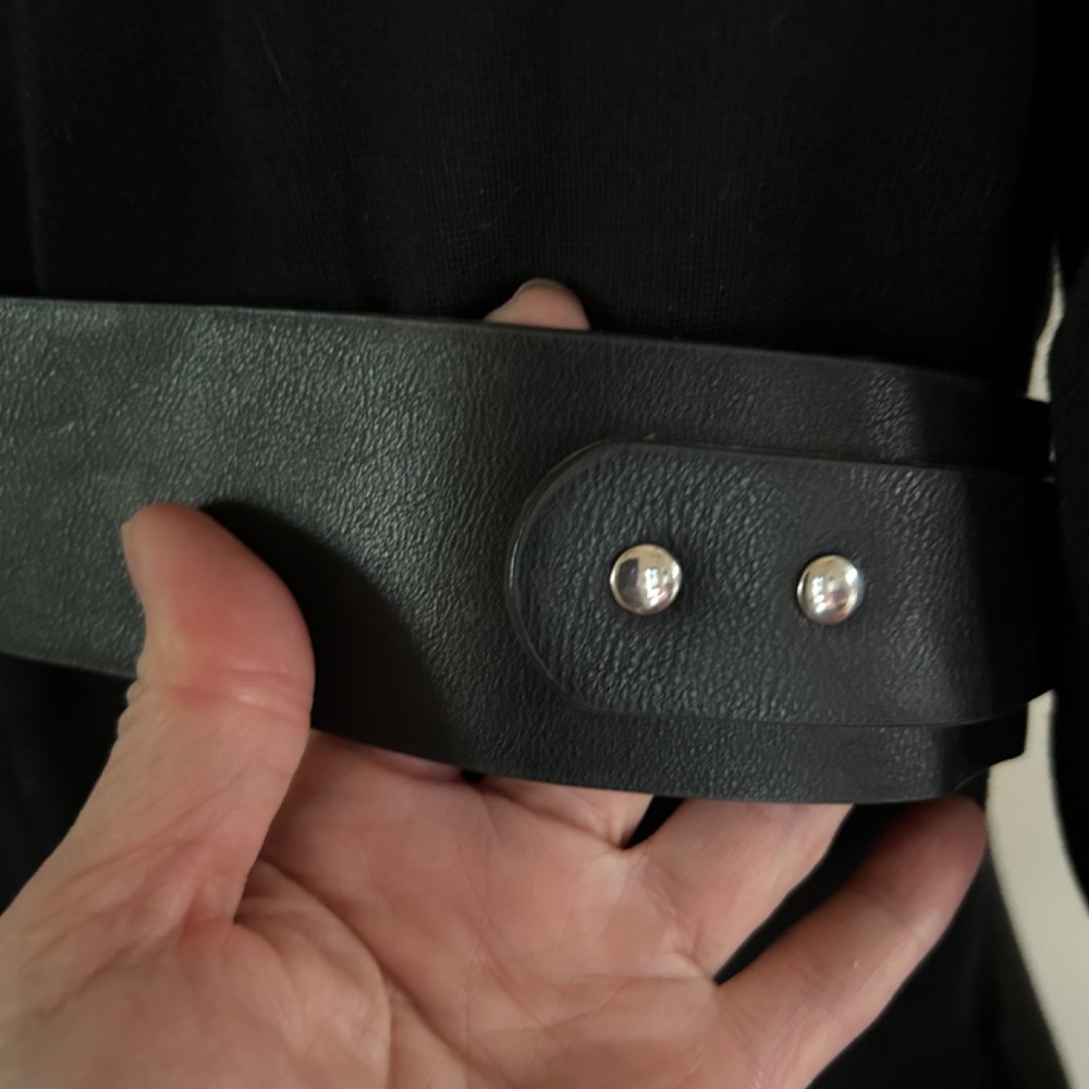 Oblong Shop - Vegan Belted Harness Adjustable S-M - Picture 5 of 6